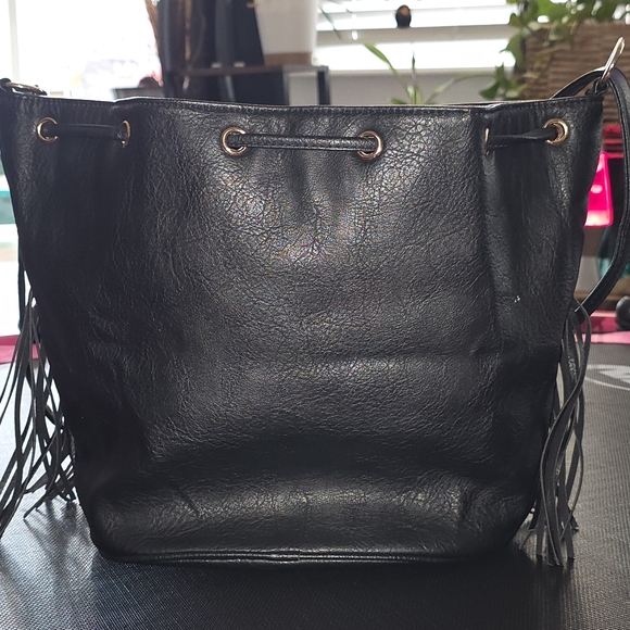 Fringed Black Bucket Bag - Picture 2 of 4